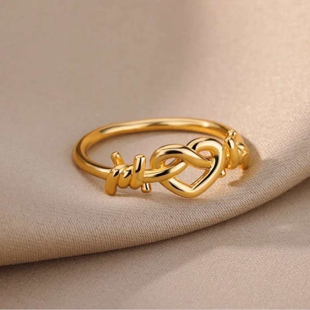 ⭐️NEW⭐️ 18K Gold Women’s Heart Surrounded By Barbed Wire Ring